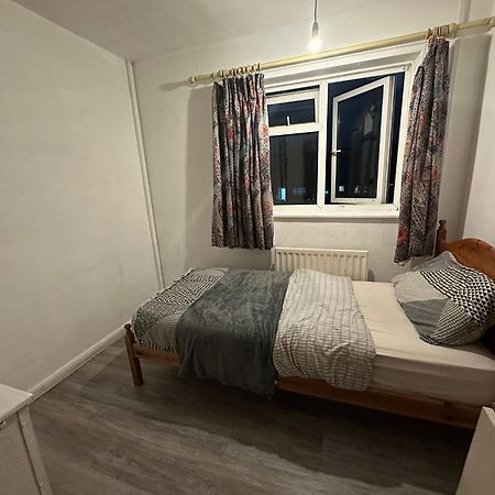 Stevenage Town Centre Hostel - Budget Single Room エクステリア 写真